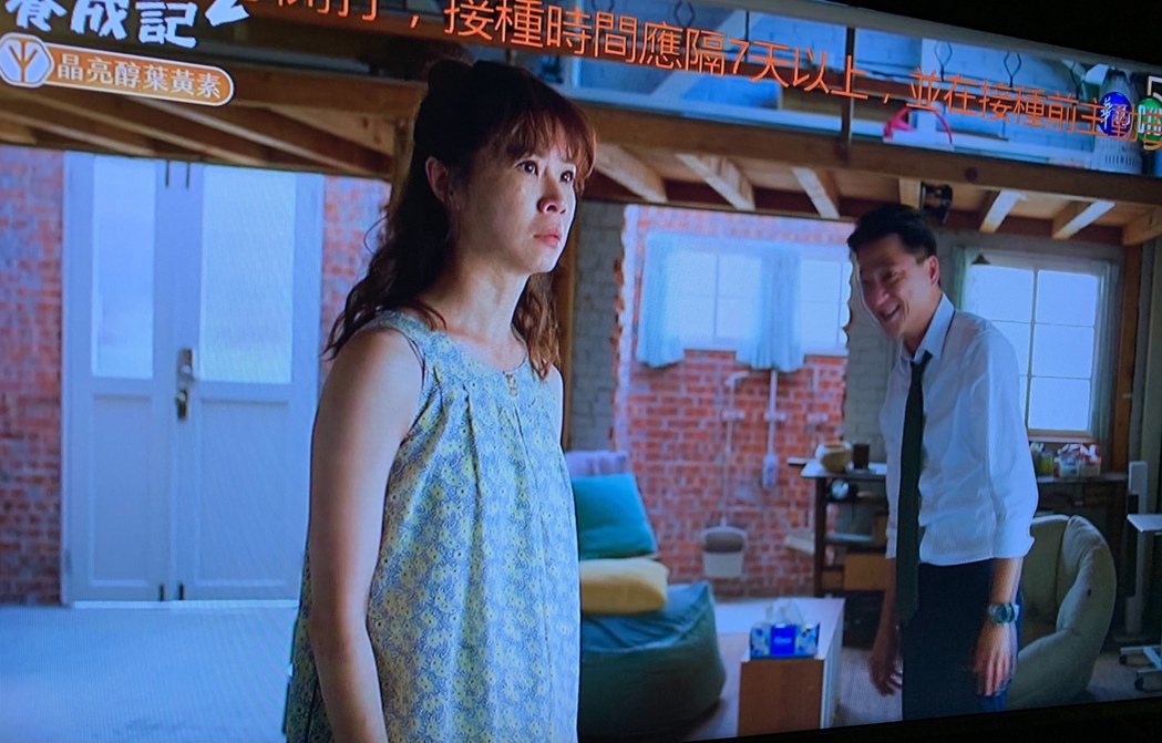 「俗女2」中，謝盈萱（左）在一陣激吻後發生悲劇，藍葦華笑翻。圖／翻攝華視