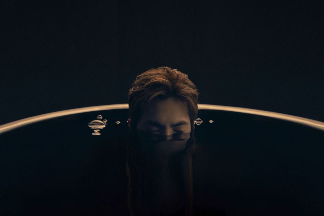 蕭敬騰在新歌「彼得潘」MV半裸入浴。圖／華納音樂提供