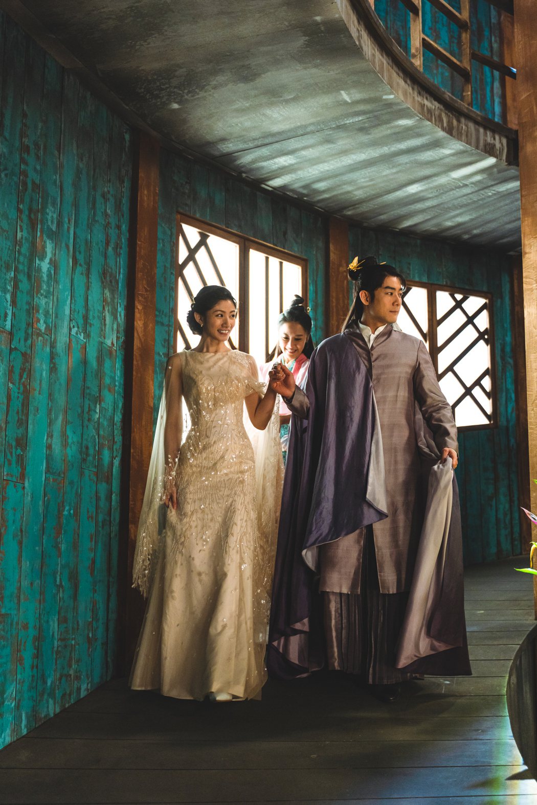 李千那（左）在「孟婆客棧」嫁施易男，一襲金色薄紗婚服美炸。圖／公視台語台提供