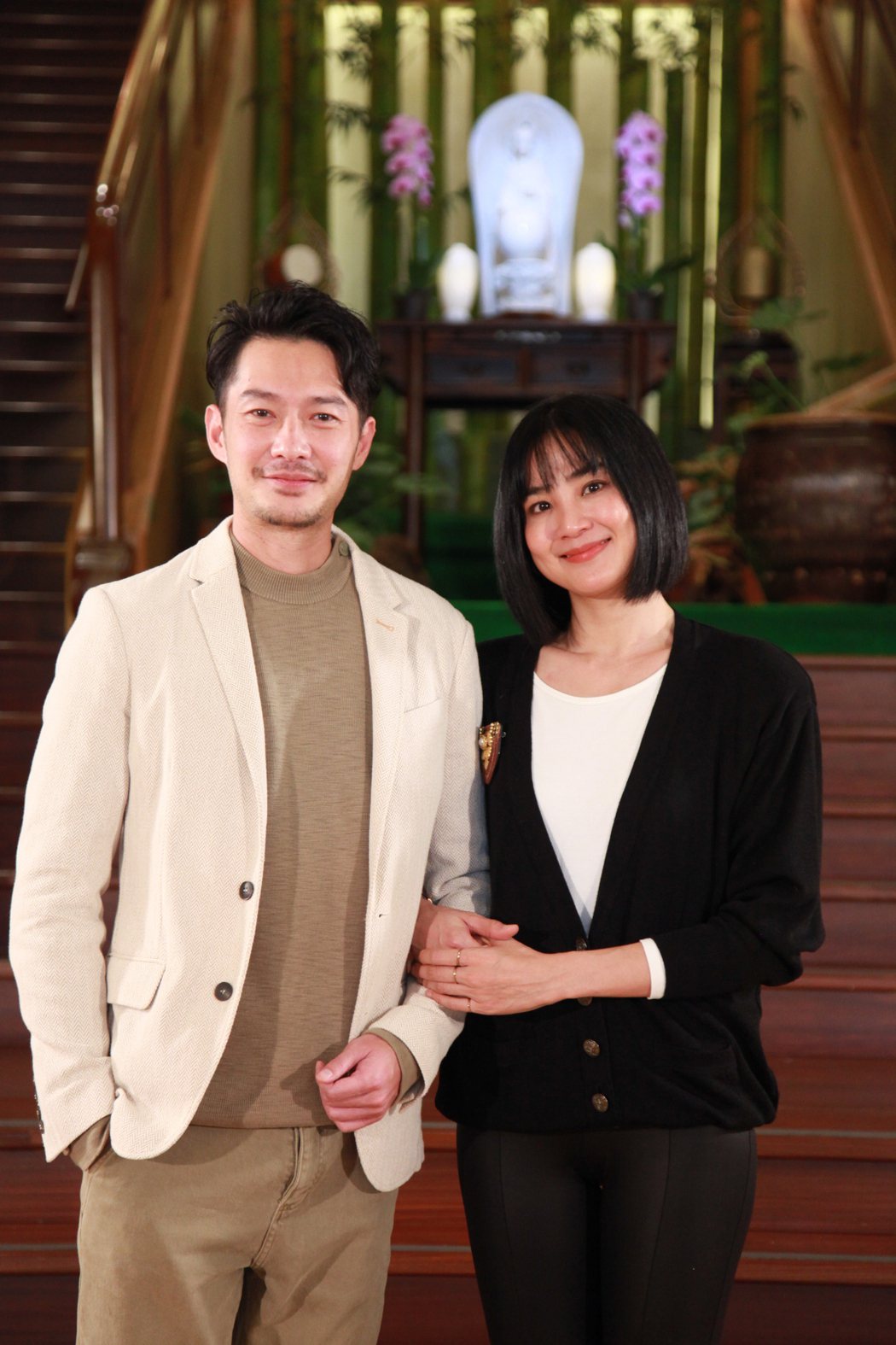 周詠軒(左)、洪小鈴在「一路芬芳」劇中飾演夫妻。圖／大愛電視提供