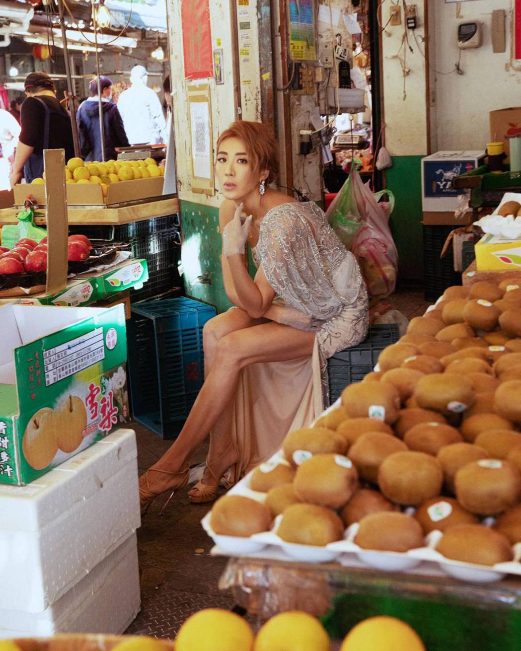 小禎身穿華服在菜市場拍時尚照片。圖／