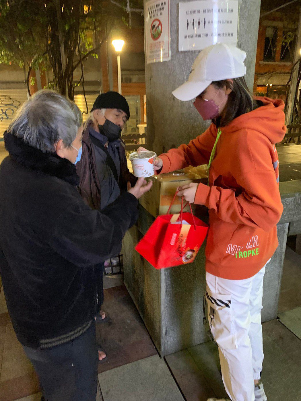 周西西買了許多熱湯送給遊民。圖／大海文娛提供