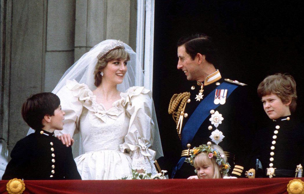 黛安娜（左）與查爾斯的童話婚禮沒有完美收場，最終無緣成王后。（路透資料照片）