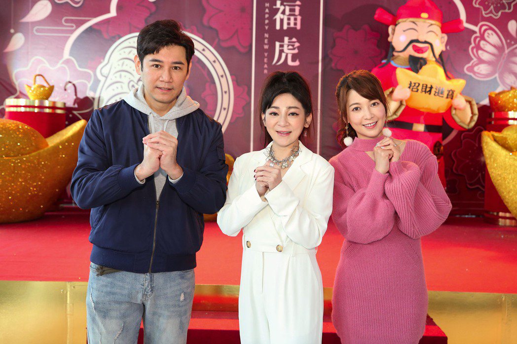 陳熙鋒（左起）、王彩樺、謝京穎出席「黃金歲月」開工團拜。圖／民視提供