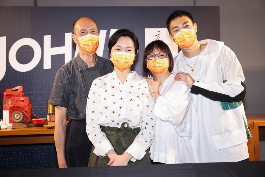楊祐寧(右起)和媽媽、姊姊及爸爸一起為自家餐廳出品的新產品站台宣傳。記者 吳致碩...