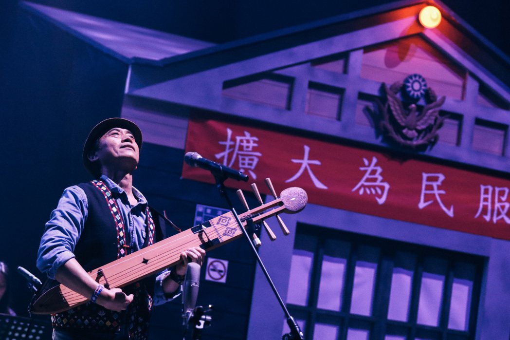 金曲歌王陳建年今晚於台北國際會議中心開唱，將他服務多年的蘭嶼派出所搬上舞台。圖／...