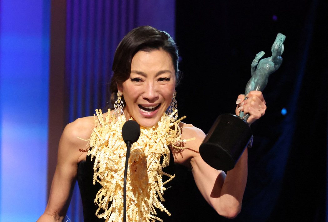 杨紫琼成为美国演员工会奖首位亚裔电影类最佳女主角，树立里程碑。（路透）
