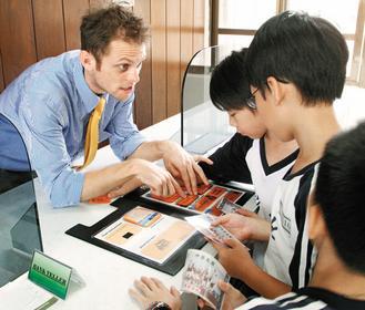台北市103學年度起將試辦8所國短序進外籍英語教師，新學期將有20所市立國小有專...