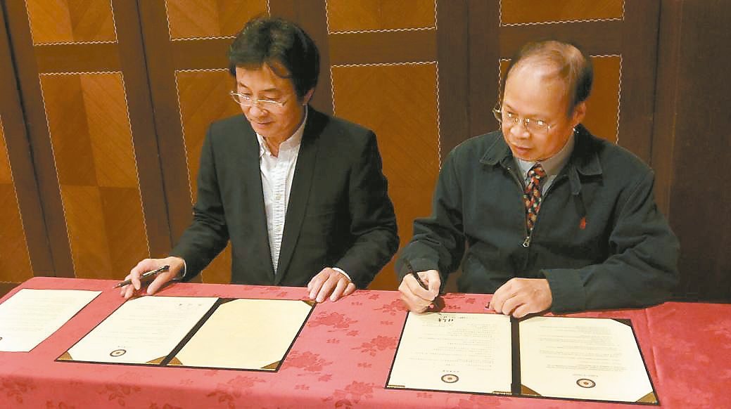 金門大學應用英語系主任林志青（右）與桃園美國學校校長張國慶（左）昨簽訂合作意向書...