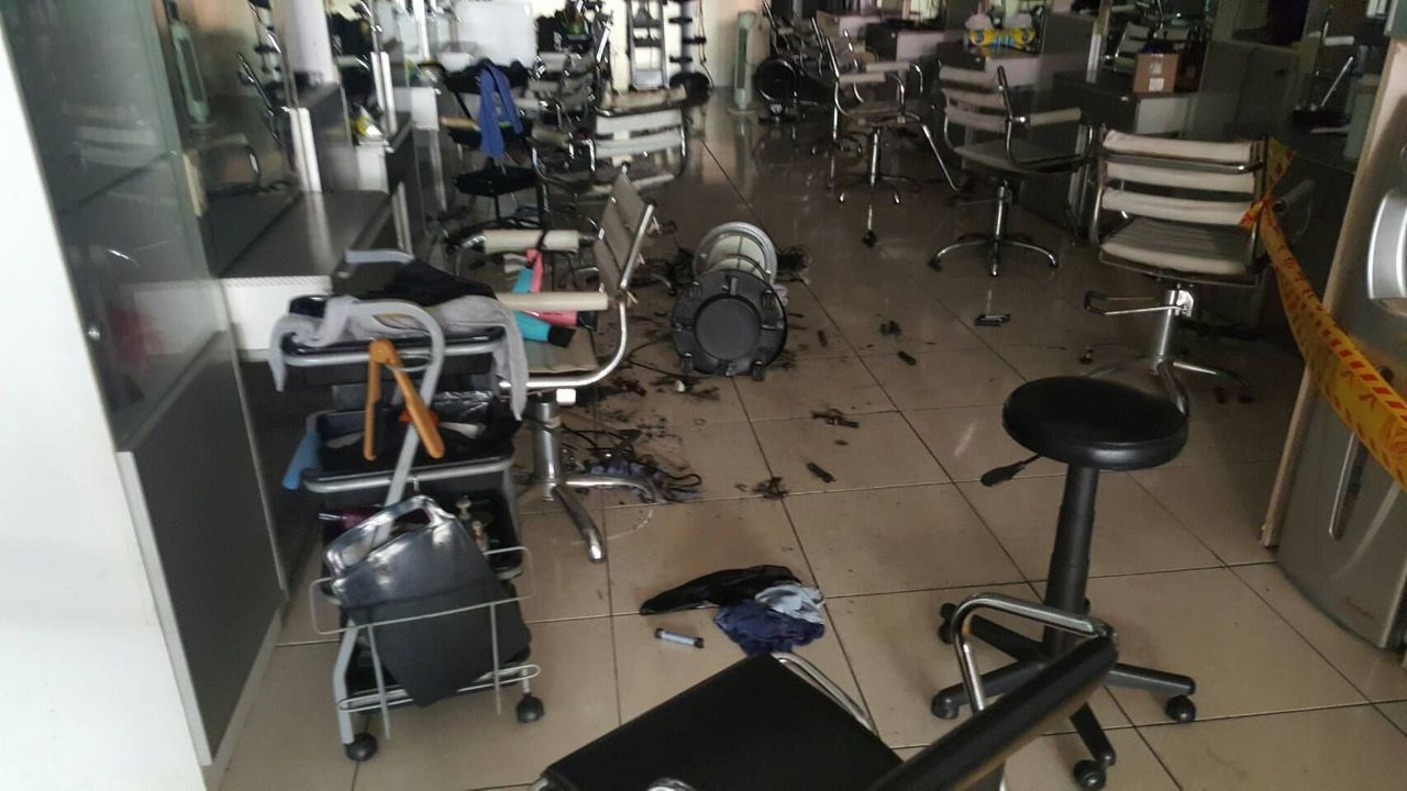 一名婦人今天在台中市區美髮店燙髮，疑機器起火，婦人頭髮和頭皮被燙傷。圖／民眾提供