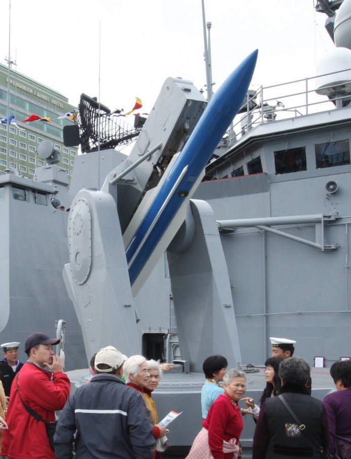 我國海軍成功級艦上用來發射標準1型防空飛彈的mk-13單臂發射系統。圖片來源：軍...