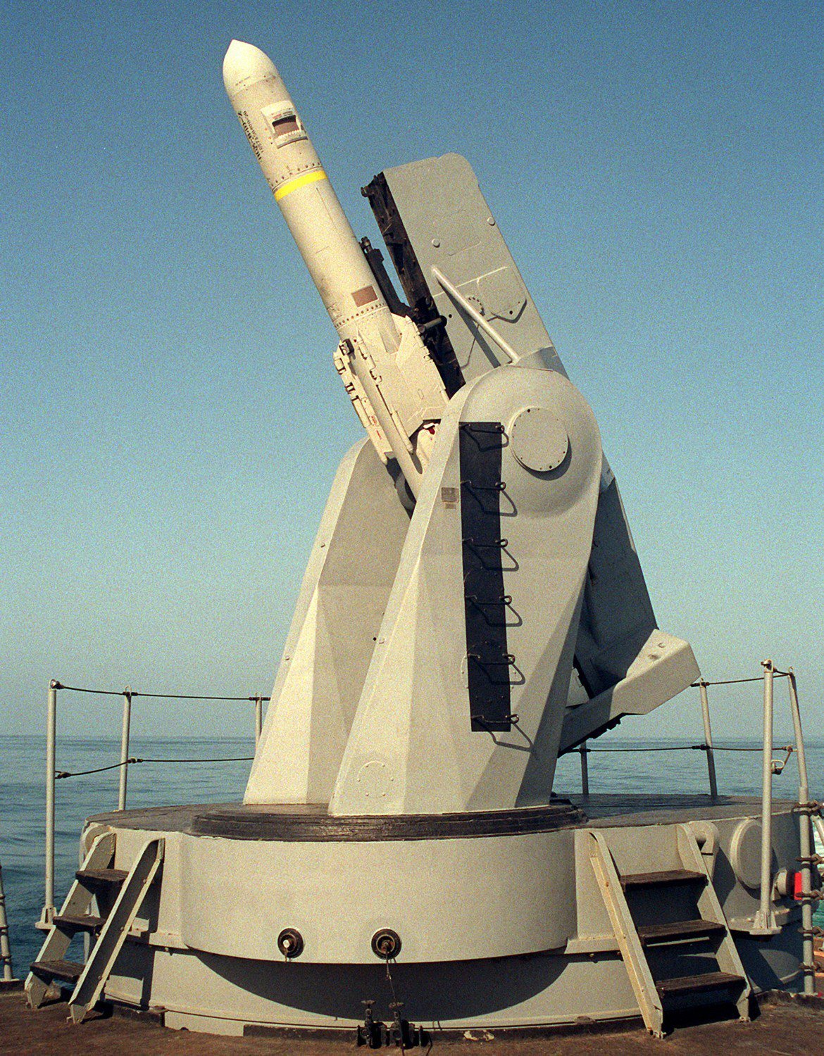 美軍派里級上的mk-13單臂發射架，搭配軟體與操控台，也能用來發射魚叉反艦飛彈。...