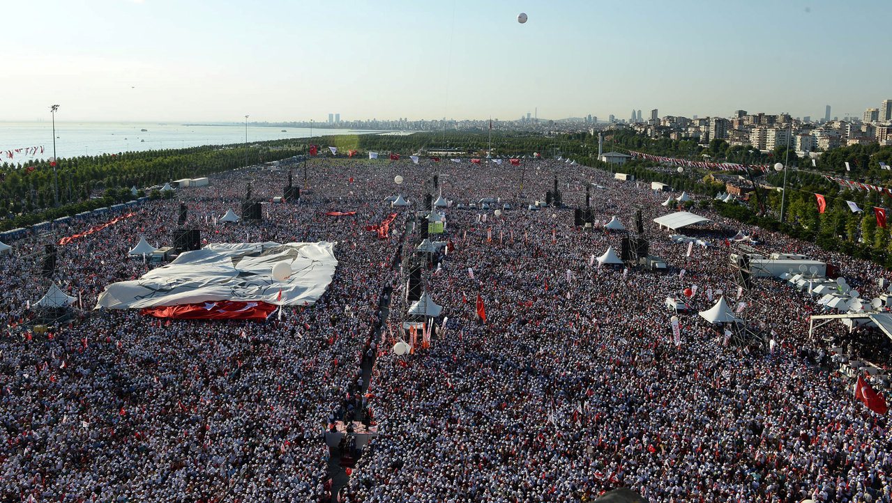 反對厄多安政府的示威群眾9日擠滿伊斯坦堡的瑪爾泰佩區域。（路透）