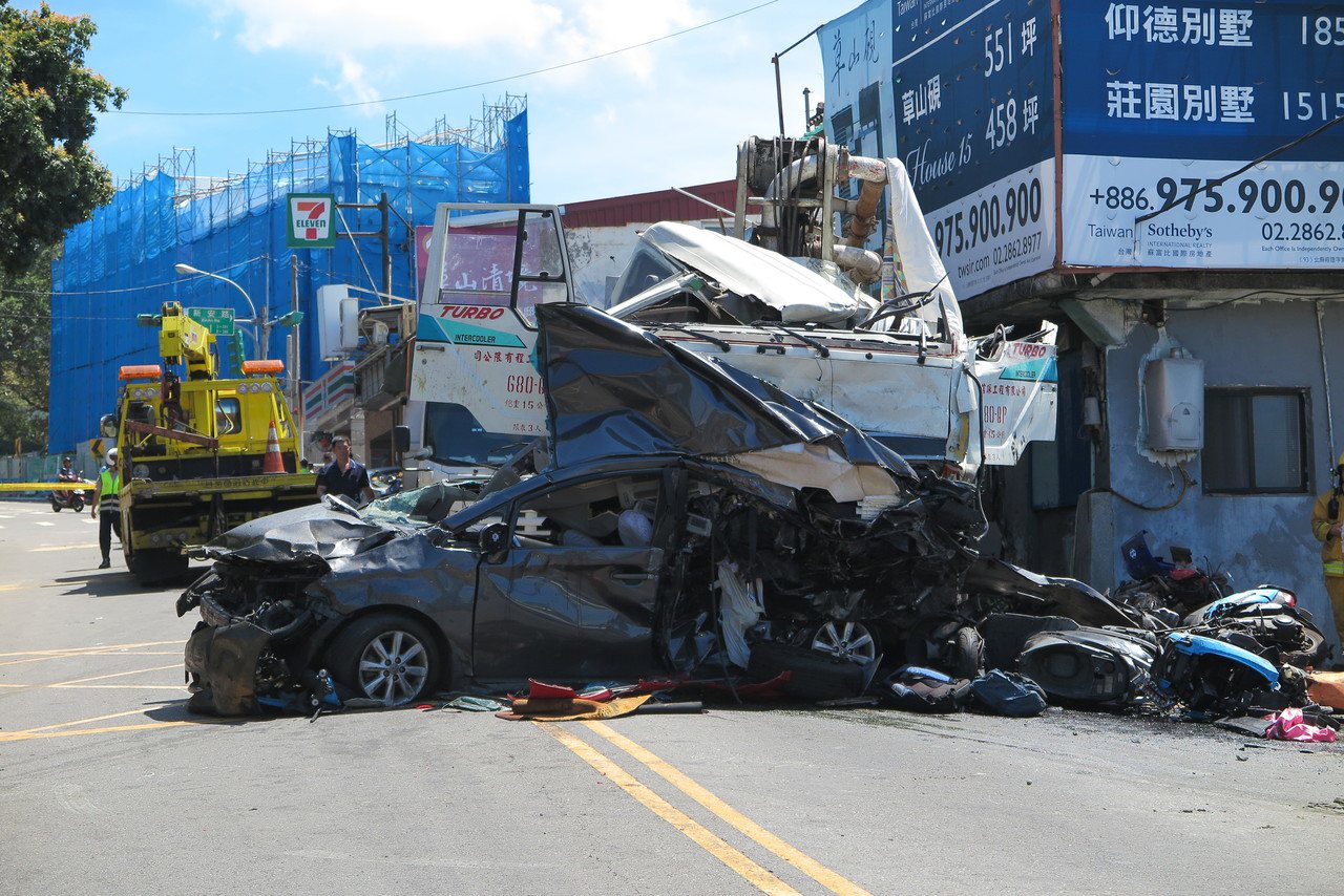 仰德大道發生嚴重車禍，水泥壓送車疑煞車失靈撞22輛車，造成4死9傷。本報資料照片