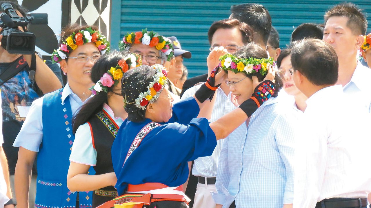 蔡總統：講母語是件很自滿的事 總統蔡英文昨天訪問台東卑南族普悠瑪部落，她說，今年...