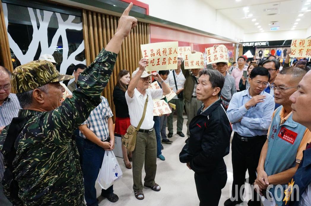 抗議發聲者之一退伍海軍陸戰隊上校團長蔣雲程（左一）。本報系資料照／記者林伯驊攝影