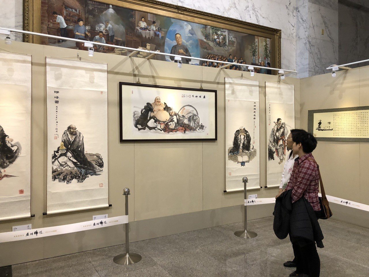 國內可貴有五百羅漢畫像展出，吸引民眾到光慧文教基金會參觀。記者江良誠／攝影