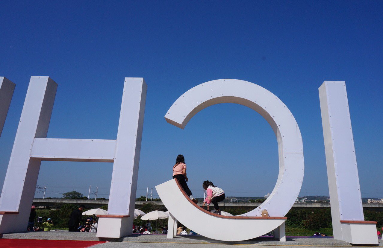 台中市在筏子溪畔打造「taichung」文字地標，今正式啟用。記者洪敬浤／攝影