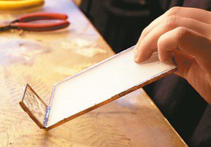 切割好的玻璃以銅箔包邊後，就能進入焊錫的程序。 圖／陳姵穎攝