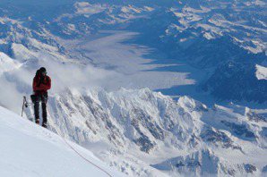山難要救還是不救？北美第一高峰「有條件」的救援抉擇