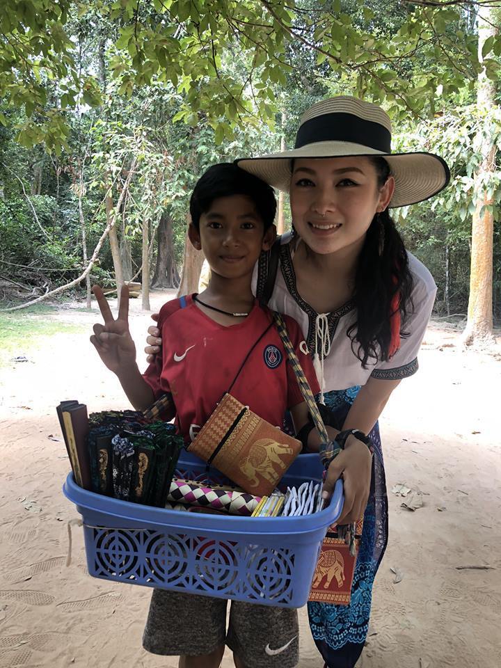馬來西亞女旅客venus gwc日前在臉書po出影片，傍邊一位柬埔寨小男童向她兜...