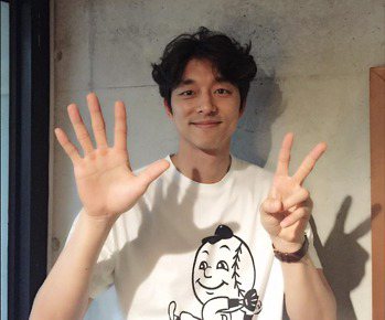 新片「密探」在韓國大賣，演員孔劉擺出「7」的手勢，代表「幸運7」。圖／摘自網路