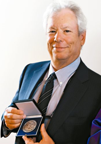 被譽為「行為經濟學之父」的美國芝加哥大學教授塞勒，9日獲選為今年諾貝爾經濟學獎得...