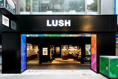 今天開幕！LUSH西門店彩虹標語超好拍、裸裝遊行愛地球