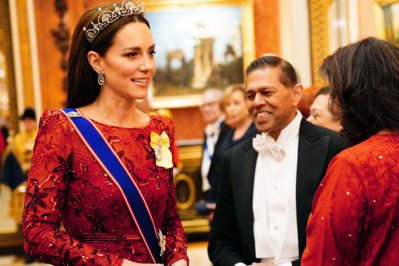 「皇室大戰」將近？威廉夫婦不甩哈利、梅根紀錄片倒數　凱特王妃一身紅色禮服＋經典蓮花冠比美
