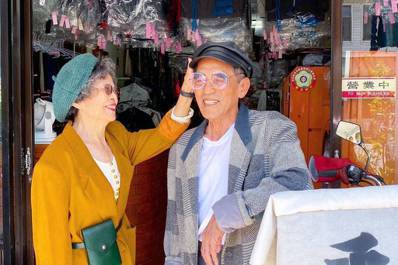 「萬秀的洗衣店」80歲阿公、阿嬤穿上客人遺棄沒付錢的衣服 變身超時尚CP！