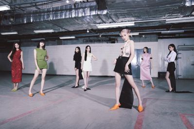 JYP新女團「NMIXX」出道即登時尚雜誌！PRADA 2022 春夏女裝上身展全員ACE魅力