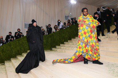 是不是有約好？蕾哈娜、A$AP證明棉被裝也可制霸紅毯！