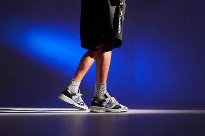 New Balance秀英倫手工製鞋魅力、PUMA潮鞋玩復古撞色拼接