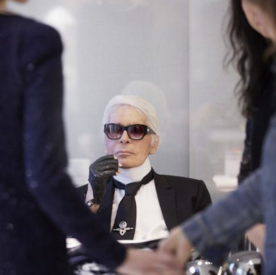 「老佛爺」Karl Lagerfeld－「閒不下來的人生」　手繪邀請卡、掌鏡形象廣告「工作像呼吸一樣」