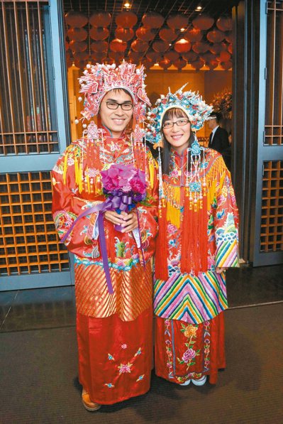 新郎楊宗育（左）與新娘馮運濮，穿著傳統的鳳冠霞帔參加聯合婚禮。 記者曾健祐／攝影