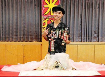 永平工商學生梁凱富參加日本橫濱國際調酒大賽獲職業花式調酒組冠軍。圖／永平工商提供