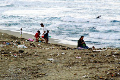 台灣海岸線布滿海洋廢棄物。圖／報系資料照
