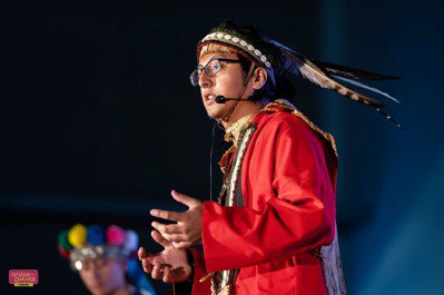 「一個人如果不瞭解自己的文化，就像不知道自己的名字、找不到回家的路。」鄒族青年汪翰翔在DFC全球年會上，對著來自40幾個國家的來賓這樣說。圖／DFC Taiwan提供