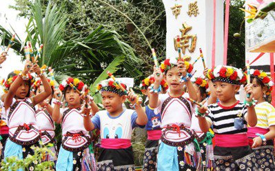 卑南族南王部落耆老以傳統儀式祈求祖靈庇祐，幼兒園學生表演竹節舞、慶賀歌的歡樂聲。圖／報系資料庫