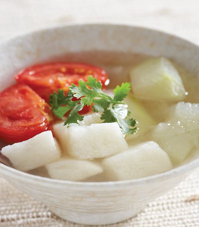 冬瓜番茄山藥湯的食材均為低鈉高鉀的蔬菜，對於穩定血壓相當有幫助。 圖／臉譜出版提...