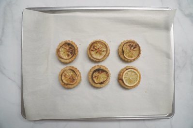 檸檬司康：在每一個麵團上放一片檸檬切片。 圖／如何出版社 提供