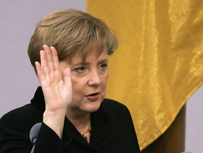 德国总理梅克尔二○○五年十一月廿二日在国会宣誓就职。她的十六年执政将在本次德国大选后画下句点。（美联社）(photo:UDN)