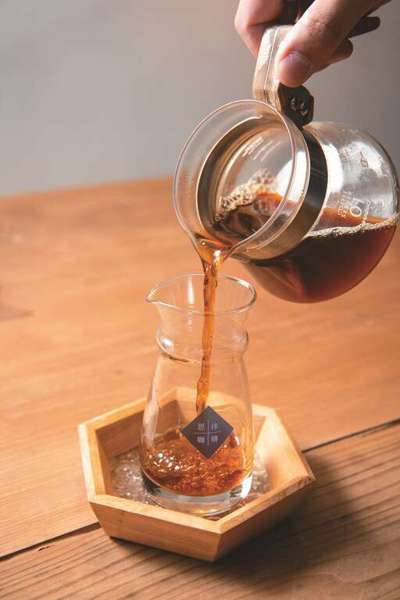 「思沐咖啡」使用順陽玻璃的器皿來盛裝飲品。 圖／李智為攝影