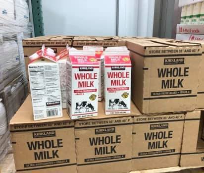 好市多自有品牌牛奶價格低、保存期限長，受到許多消費者喜愛。圖擷自《Costco好市多商品經驗老實說》