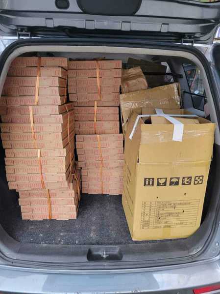 外送員接到4萬多元的披薩單，塞滿後車廂。 圖／外送員的奇聞怪事