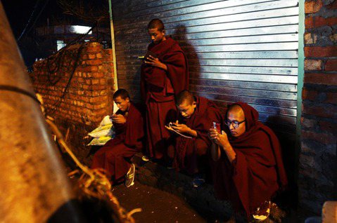 《喇嘛的智慧生活》：科技抗暴？手機如何改變藏人僧侶