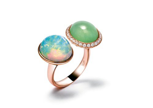 幸福孢子戒指，使用玫瑰K金、翡翠、蛋白石、鑽石，42萬2,000元。圖╱林曉同珠寶提供