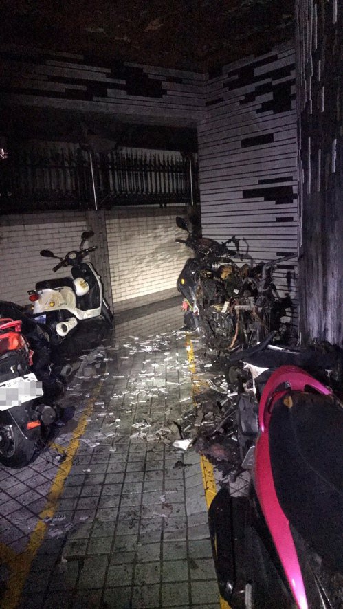 台南永康公寓大樓停車場起火，燒毀機車、電動車10輛。圖/消防局提供
