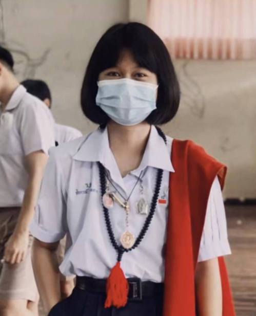 网民发现该名女生平日穿校服或运动服都会戴上佛牌，很有个人风格。（TikTok影片截图）(photo:UDN)