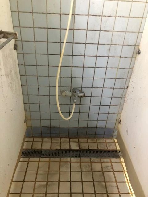 網友拍下校內宿舍淋浴間的環境。圖擷自Dcard